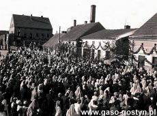 1846.Pierwsza w historii Piaskow procesja Bozego Ciala (Rynek w Piaskach, 30 maja 1937 r.)