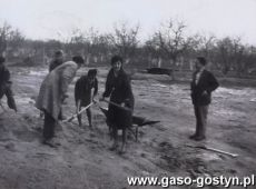 1858.Czyn produkcyjny pracownikow Przedsiebiorstwa Budownictwa Rolniczego w Gostyniu (1965 r.)