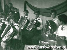 1875.Koncert dzieciecego zespolu akordeonistow-scena w parku Powiatowego Domu Kultury przy ul.Strzeleckiej w Gostyniu (maj 1968r.)