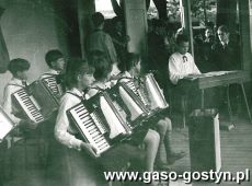 1876.Koncert dzieciecego zespolu akordeonistow-scena w parku Powiatowego Domu Kultury przy ul.Strzeleckiej w Gostyniu (maj 1968r.)