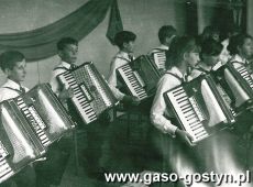 1877.Koncert dzieciecego zespolu akordeonistow-scena w parku Powiatowego Domu Kultury przy ul.Strzeleckiej w Gostyniu (maj 1968r.)