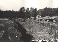 1878. Rozbudowa Huty Szkla w Gostyniu - eykopy pod slupy fundamentowe hali (30 pazdziernika 1958 r.)