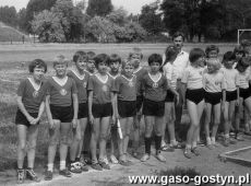 1881. Trojboj lekkoatletyczny w Lesznie - reprezentacja dziewczat i chlopcow ze Szkoly Podstawowej nr 3 w Gostyniu (1983 r.)