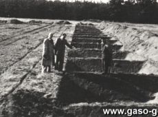 1882. Rozbudowa Huty Szkla w Gostyniu - wykop od strony polnocnej nadzoruje dyr Sobieraj (15 pazdziernika 1958 r.)