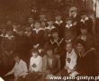 1899. Uczniowie klasy IV Gimnazjum w Gostyniu podczas terenowej lekcji przyrody z prof. Kolomlockim (las w Dusinie, 10 czerwca 1929 r.)