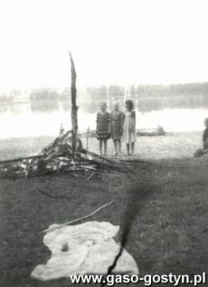 1901. Blazejewko - oboz sportowy uczniow ze Szkoly Podstawowej w Krobi(1981 r.) -przygotowania do ogniska