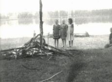 1901. Blazejewko - oboz sportowy uczniow ze Szkoly Podstawowej w Krobi(1981 r.) -przygotowania do ogniska