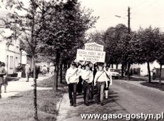 1901.Uczniowie Szkoly Podstawowej nr 3 w Gostyniu w pochodzie pierwszomajowym (1983 r.)