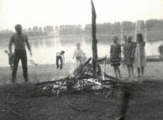 1902. Blazejewko - oboz sportowy uczniow ze Szkoly Podstawowej w Krobi(1981 r.)- wieczorne ognisko nadzoruje W.Komorniczak