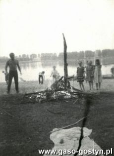 1902. Blazejewko - oboz sportowy uczniow ze Szkoly Podstawowej w Krobi(1981 r.)- wieczorne ognisko nadzoruje W.Komorniczak