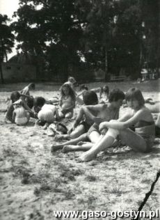 1903. Blazejewko - oboz sportowy uczniow ze Szkoly Podstawowej w Krobi(1981 r.) - na plazy