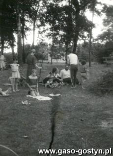 1904. Blazejewko - oboz sportowy uczniow ze Szkoly Podstawowej w Krobi(1981 r.) - kadra obozu