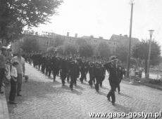 1905.Rynek w Gostyniu-przemarsz strazakow z Ochotniczej Strazy Pozarnej