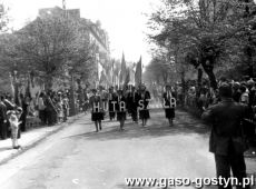 1908. Pracownicy Wielkopolskiej Huty Szkla w Gostyniu w pochodzie pierwszomajowym (ul. Swierczewskiego, obecnje Edmunda Bojanowskiego).JPG