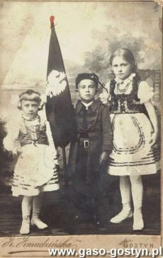 1909.Gabriela, Stanislaw i Irena Czabajscy (1919 r.) - zdjecie wykonane przez fotografke Zofie Zmudzinska w atelier przy ulicy Kolejowej w Gostyniu