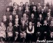 1910. Nauczyciele i uczniowie Szkoly Podstawowej w Bodzewie (1950 r.)