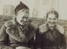 1919.Na zboczu Gory Zamkowej w Gostyniu, widoczny pomnik Mikolaja Przedpelkowica i wieza kosciola farnego