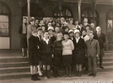 1922.Bibliotekarze z powiatu gostynskiego przed Powiatowym Domem Kultury w Gostyniu-1965r.