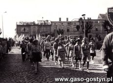 1922.Harcerze ze szkoly Podstawowej nr 1 w Gostyniu w pochodzie pierwszomajowym (1987 r.)