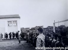 1925.Gimnazjum w Gostyniu-uroczystosci ku czci sw. Jerzego (23 kwietnia 1939 r.)-powitanie sztandarow, na przodzie druh Zbigniew Krupczynski (dowodca zuchowy)