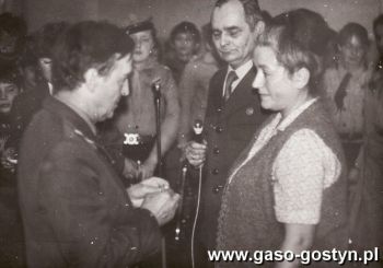 1925.Nadanie szczepowi harcerskiemu przy SP 1 im.PowstWlkp-Gostyn, 1985r. ( hm. Irena Marciniak uhonorowana zostala za swoja instruktorska sluzbe Medalem 40-lecia PRL)