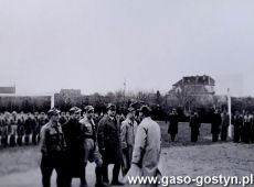 1926.Gimnazjum w Gostyniu-uroczystosci ku czci sw. Jerzego (23 kwietnia 1939 r.)-skladanie raportu druhowi harcmistrzowi Ciesiolce