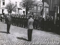 1928.Wreczenie sztandaru gostynskiej ORMO (Ochotniczej Rezerwie Milicji Obywatelskiej)-Rynek w Gostyniu, 1 maja 1966r.