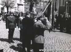 1929.Wreczenie sztandaru gostynskiej ORMO (Ochotniczej Rezerwie Milicji Obywatelskiej)-Rynek w Gostyniu, 1 maja 1966r.