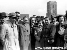 1930. Rynek w Gostyniu - pracownicy PSS na wiecu pierwszomajowym (1952 r.)