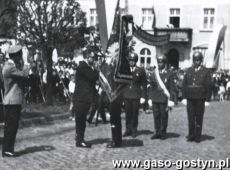 1930.Wreczenie sztandaru gostynskiej ORMO (Ochotniczej Rezerwie Milicji Obywatelskiej)-Rynek w Gostyniu, 1 maja 1966r.