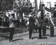 1930.Wreczenie sztandaru gostynskiej ORMO (Ochotniczej Rezerwie Milicji Obywatelskiej)-Rynek w Gostyniu, 1 maja 1966r.