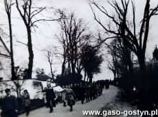 1931.Uroczystosci ku czci sw. Jerzego w Gostyniu (23 kwietnia 1939 r.)-przemarsz 1 Druzyny Harcerek pod dowodztwem druha Czeslawa Kregielskiego