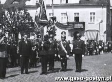 1931.Wreczenie sztandaru gostynskiej ORMO (Ochotniczej Rezerwie Milicji Obywatelskiej)-Rynek w Gostyniu, 1 maja 1966r.