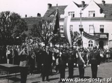 1932.Wreczenie sztandaru gostynskiej ORMO (Ochotniczej Rezerwie Milicji Obywatelskiej)-Rynek w Gostyniu, 1 maja 1966r.