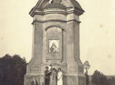 1933.Pomnik Mikolaja Przedpelkowica z mozaika Chrystusa na Gorze Zamkowej w Gostyniu (lata 30. XX wieku), obecnie mozaika wisi w nawie bocznej w gostynskiej farze