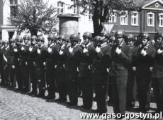 1933.Wreczenie sztandaru gostynskiej ORMO (Ochotniczej Rezerwie Milicji Obywatelskiej)-Rynek w Gostyniu, 1 maja 1966r.