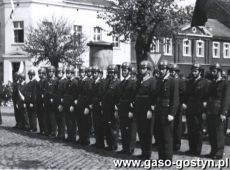 1934.Wreczenie sztandaru gostynskiej ORMO (Ochotniczej Rezerwie Milicji Obywatelskiej)-Rynek w Gostyniu, 1 maja 1966r.