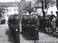 1935.Wreczenie sztandaru gostynskiej ORMO (Ochotniczej Rezerwie Milicji Obywatelskiej)-Rynek w Gostyniu, 1 maja 1966r.