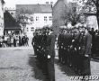 1935.Wreczenie sztandaru gostynskiej ORMO (Ochotniczej Rezerwie Milicji Obywatelskiej)-Rynek w Gostyniu, 1 maja 1966r.