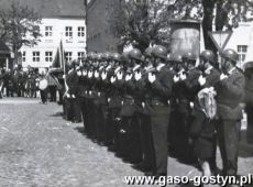 1936.Wreczenie sztandaru gostynskiej ORMO (Ochotniczej Rezerwie Milicji Obywatelskiej)-Rynek w Gostyniu, 1 maja 1966r.