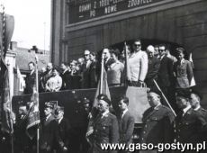 1937.Wreczenie sztandaru gostynskiej ORMO (Ochotniczej Rezerwie Milicji Obywatelskiej)-Rynek w Gostyniu, 1 maja 1966r.