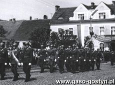 1939.Wreczenie sztandaru gostynskiej ORMO (Ochotniczej Rezerwie Milicji Obywatelskiej)-Rynek w Gostyniu, 1 maja 1966r.