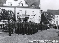 1940.Wreczenie sztandaru gostynskiej ORMO (Ochotniczej Rezerwie Milicji Obywatelskiej)-Rynek w Gostyniu, 1 maja 1966r.