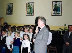 1941. Dzien Edukacji Narodowej w Szkole Podstawowej nr 3 w Gostyniu (1992 r.)-przemawia wieloletni dyrektor szkoly Kazimierz Dworecki