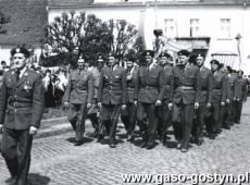 1941.Wreczenie sztandaru gostynskiej ORMO (Ochotniczej Rezerwie Milicji Obywatelskiej)-Rynek w Gostyniu, 1 maja 1966r.