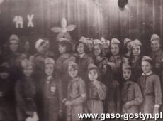 1948. Dzien Nauczyciela w Szkole Podstawowej nr 1 w Gostyniu (14 pazdziernika 1975 r.)-wystep choru szkolnego