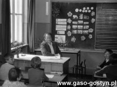 1949. Szkola Podstawowa nr 1 w Gostyniu - lekcje matematyki prowadzi Stanislaw Banaszak (1983 r.)