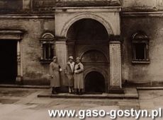 1950.Czlonkinie Towarzystwa Czytelni dla Kobiet w Gostyniu na balkonie zamku w Goluchowie (5 czerwca 1932 r.)