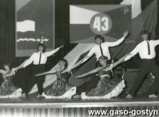 1951.Akademia dla upamietnienia 43 rocznicy podpisania ukladu o przyjazni i pomocy wzajemnej pomiedzy PRL i ZSRR oraz swieta pracy-Gostyn, 1 maja 1988r.-wystep zespolu tanca GOK HutniK