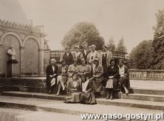 1951.Czlonkinie Towarzystwa Czytelni dla Kobiet w Gostyniu na dziedzincu zamku w Goluchowie (5 czerwca 1932 r.)